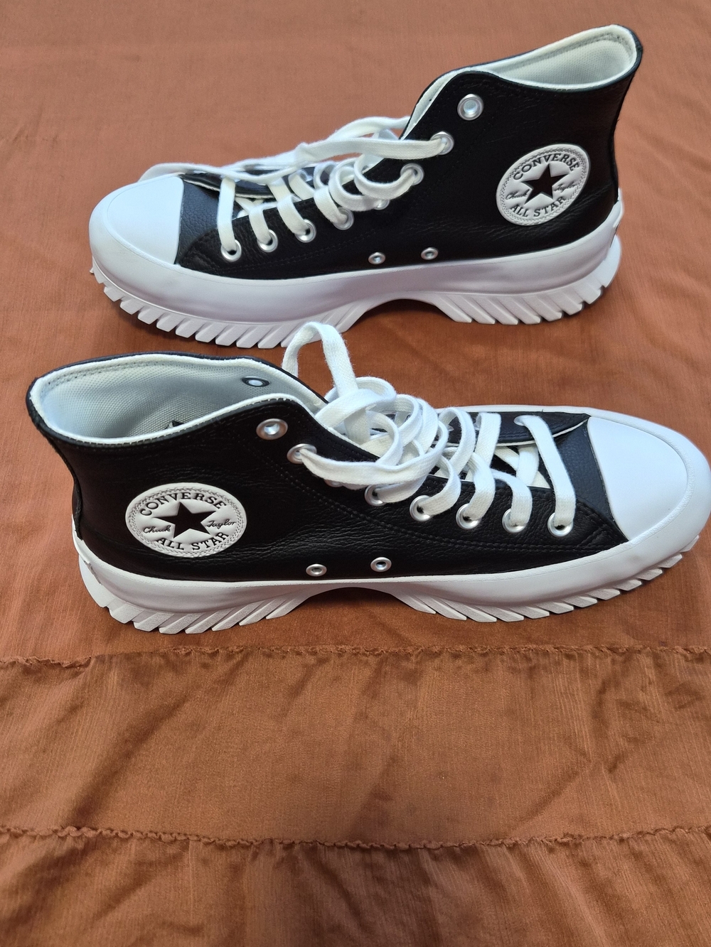Womens Size 10. Converse Chuck Taylor All Star Lugged 2.0 Leather - A03704C.